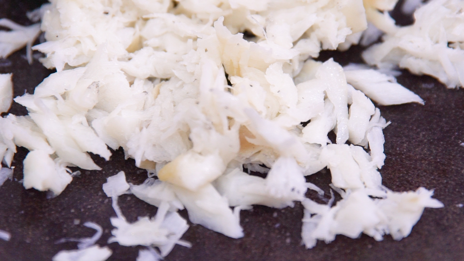 先将鳕鱼蒸20分钟，蒸好后取30克肉捣碎(或切碎)。