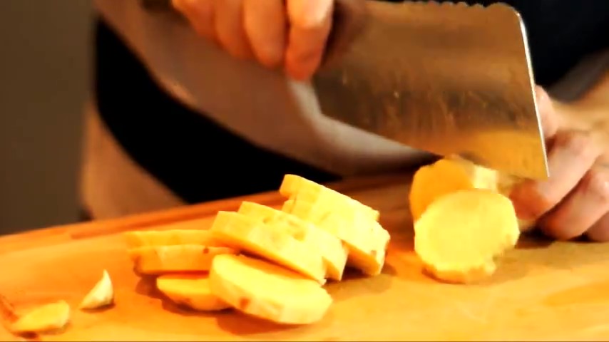 将番薯去皮后切成片