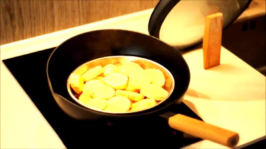 将切好的番薯放入锅中蒸熟