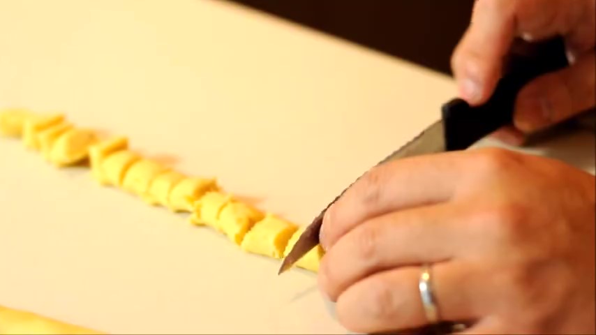 搓成小条后切成小段