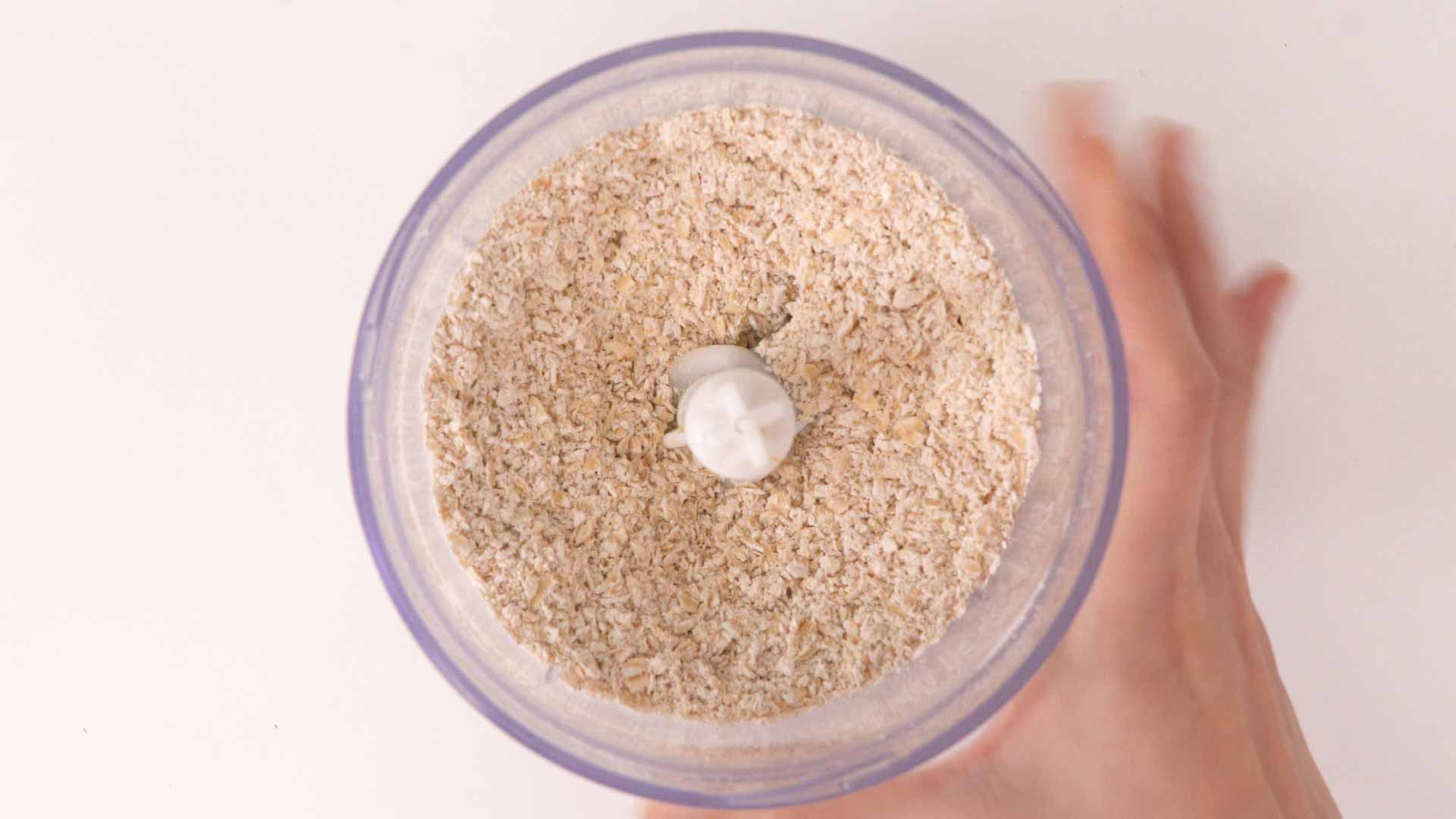 第1步：先将燕麦放入搅拌机打碎。