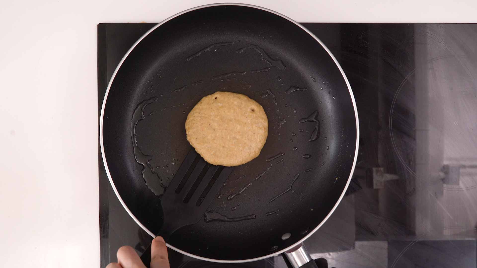 第4步：用中小火热锅，放少许油，然后倒入粉浆煎至表面起泡即可反转。