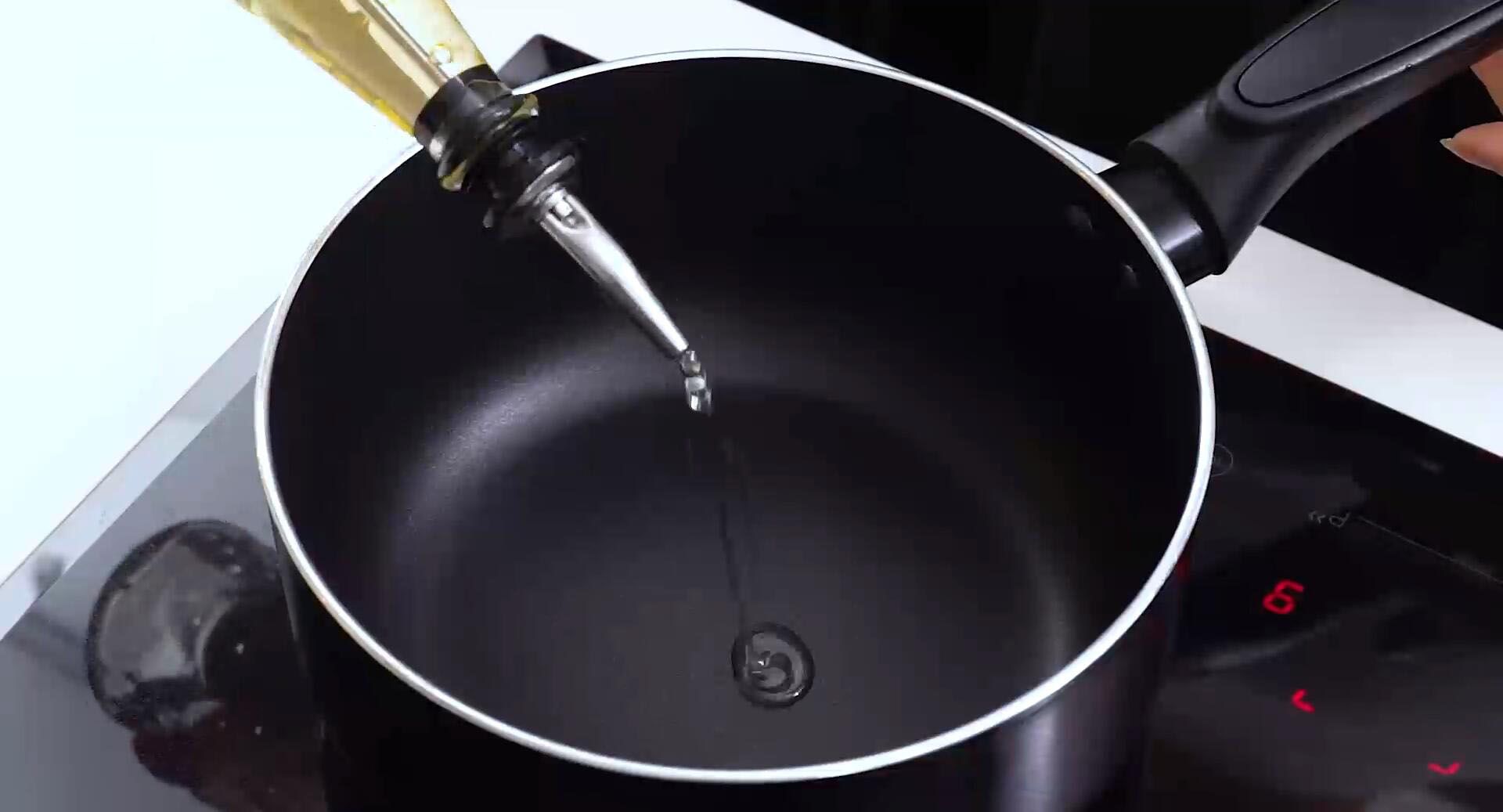 加少许油，爆香蒜片。