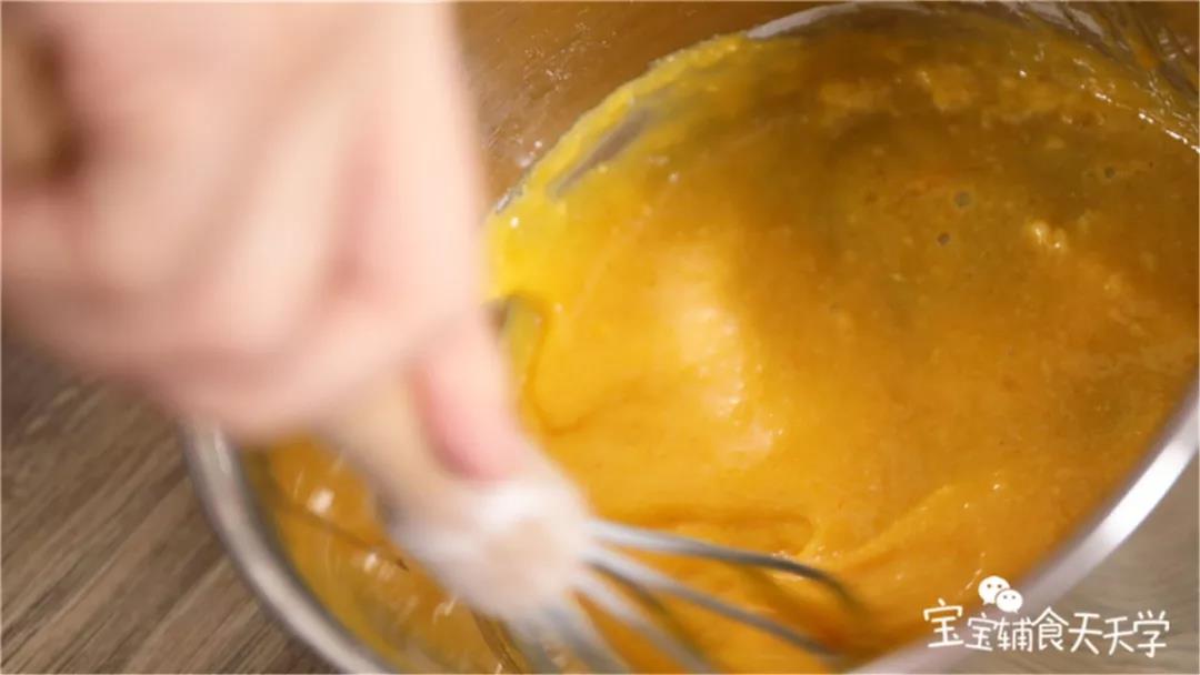 筛入约一半低筋面粉（30g），搅拌均匀