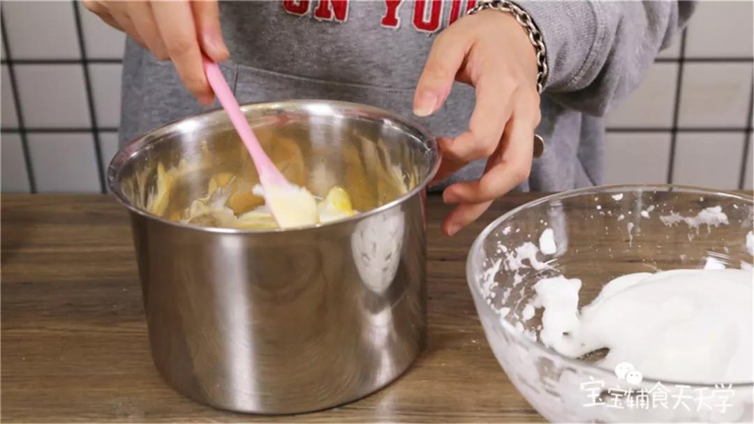 先把一半的蛋清发泡加入前面的面糊中，翻拌均匀