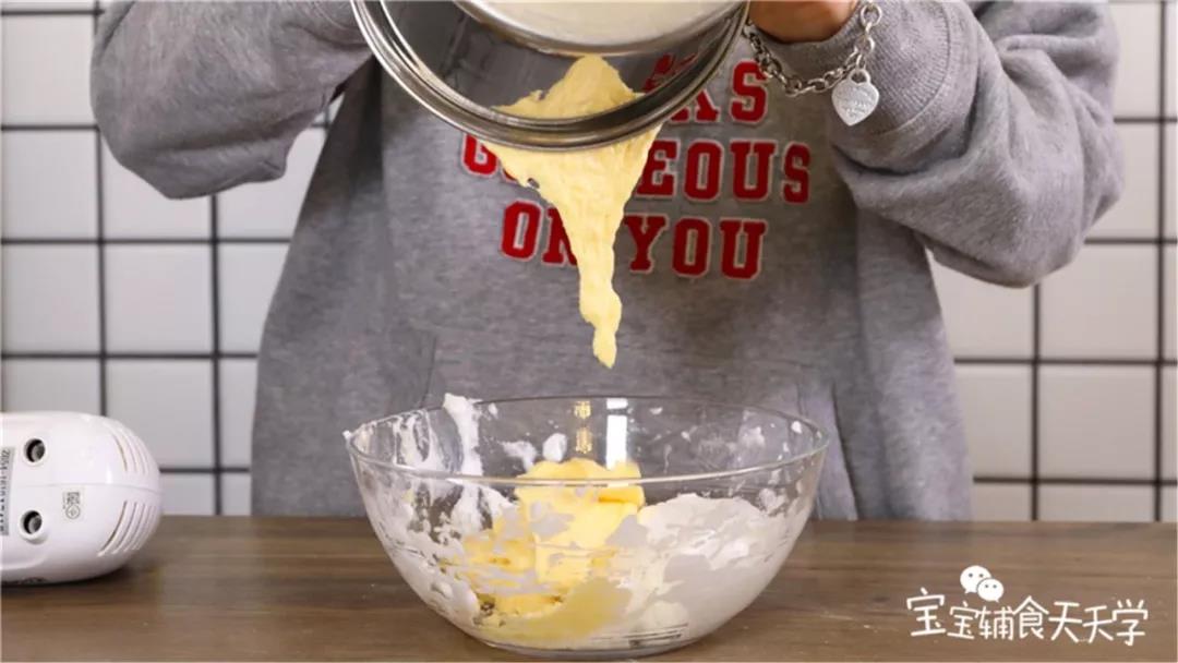 全部倒回余下的蛋清发泡中，翻拌均匀