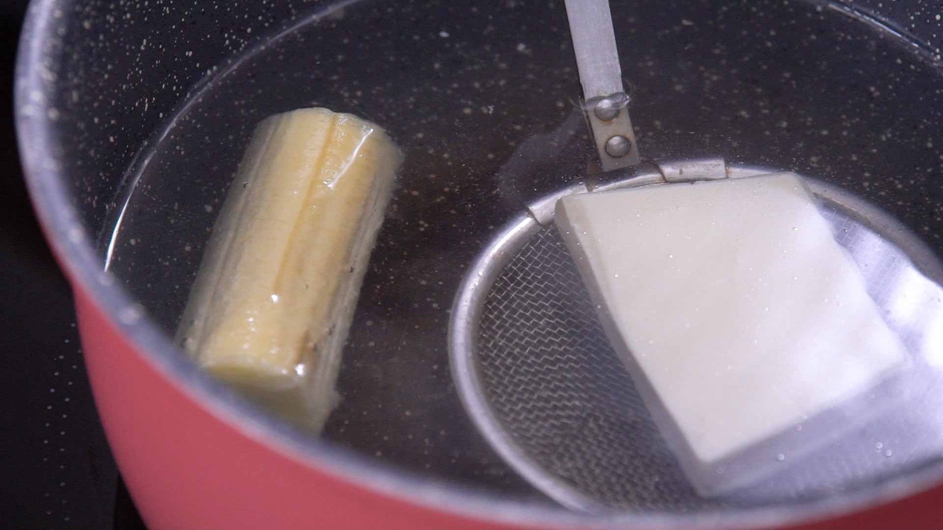 第2步：将嫩豆腐、香蕉一起放进滚水里煮30秒，之后捣碎。