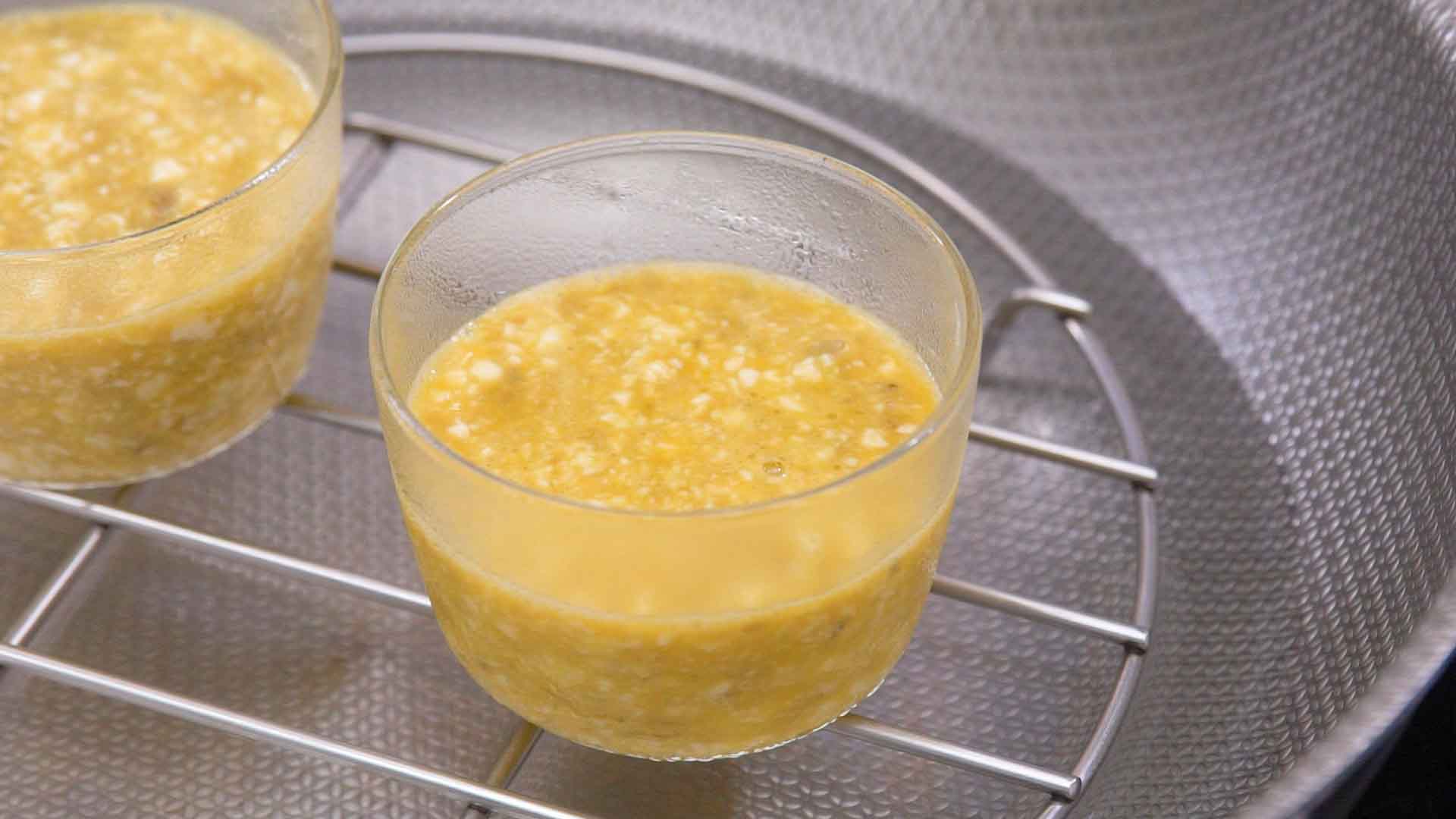 第4步：等蒸锅里的水滚了以后，把布丁混合物放进去，转小火蒸20分中。