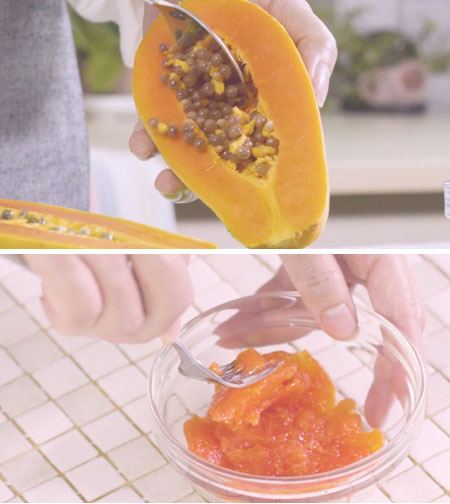木瓜去核，挖肉，用叉压成木瓜泥。