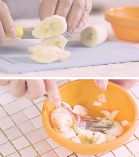 香蕉去皮，切件，用叉压成香蕉泥。