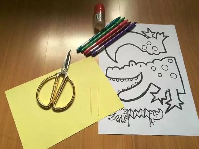 步骤1：准备材料：A4纸，彩色手工纸，剪刀，胶水，彩色笔，2根牙签