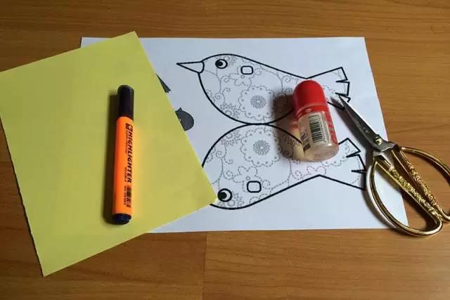 步骤1：准备材料：A4纸，彩色手工纸，水彩笔，剪刀，胶水