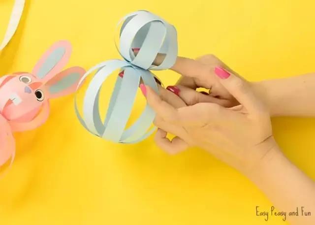 步骤4：同样的方式做小纸球，把两个纸条小球组合在一起