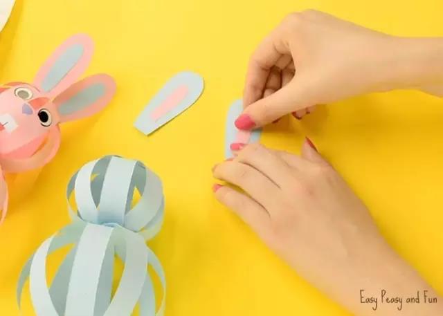 步骤5：接下来用彩色卡纸裁剪兔子耳朵、鼻子和牙齿