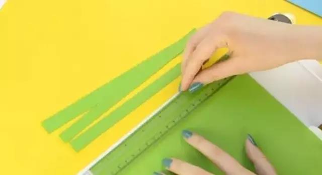 步骤1：将绿色卡纸裁剪成宽度相同的纸条