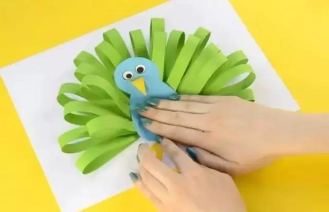 步骤4：用蓝色卡纸裁剪孔雀身体