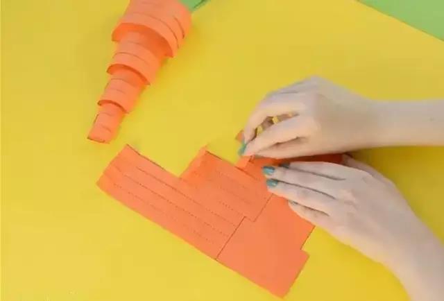 步骤3：每个纸条一头折一小段