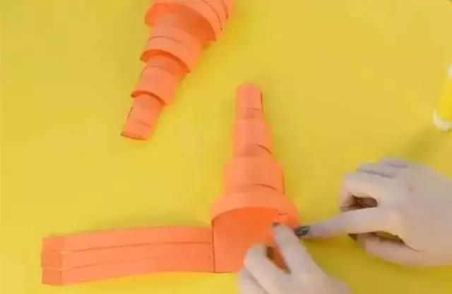 步骤5：把每个纸条都折成半圆弧形粘牢