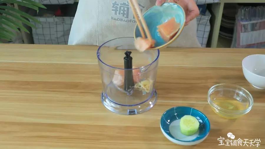 鸡胸肉、蛋清、青瓜、小米面条倒入搅拌机