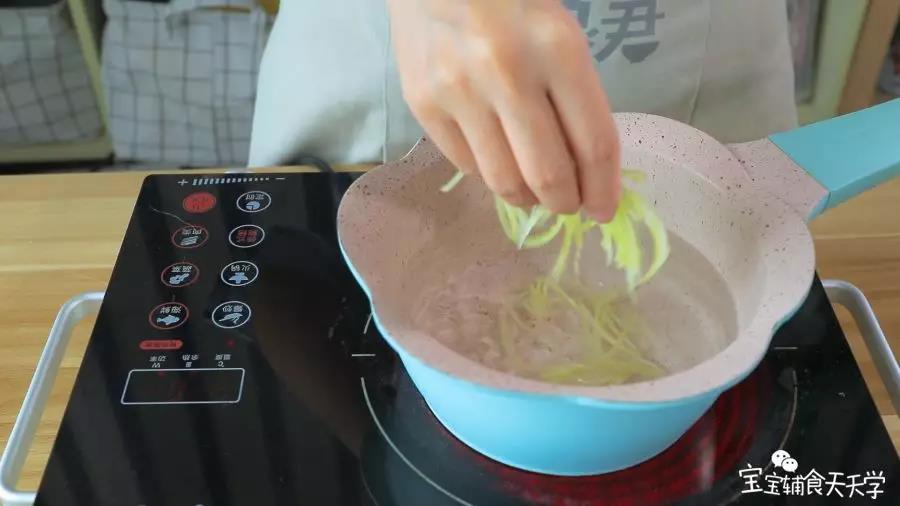 烧开一锅水，撒入一把青瓜丝