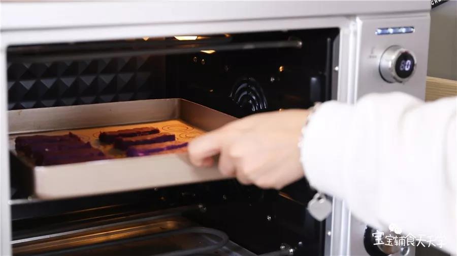 烤箱预热180度烤15分钟即可