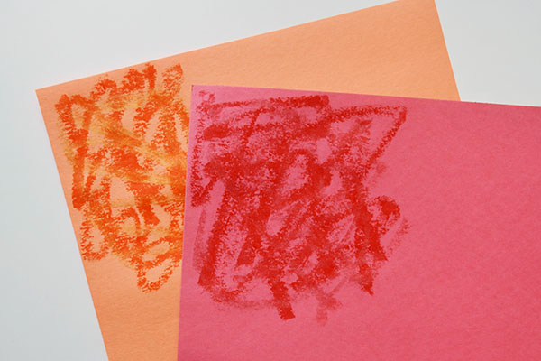 步骤3：一张红色和黄色的纸，蜡笔涂上红色。