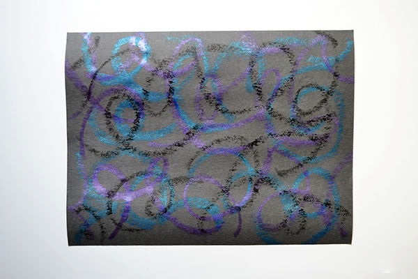 步骤6：用黑色的纸，用紫色和蓝色蜡笔画出波浪线，做出银河风格的背景。