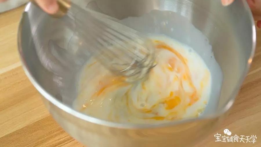 第2步：打出鸡蛋，倒入牛奶混合均匀