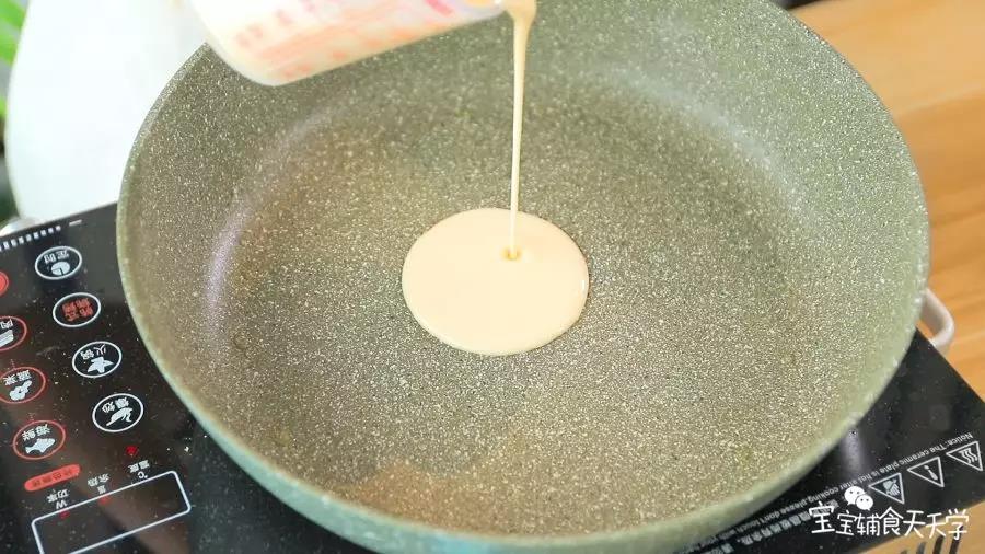 第7步：锅里扫油，小火热锅，倒入面糊摊成薄片