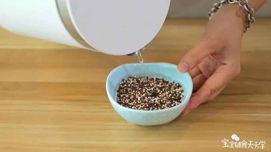 第2步：藜麦提前浸泡一下  浸泡能去除藜麦表面的皂素（皂素为藜麦的天然保护衣，阻止昆虫的侵害）