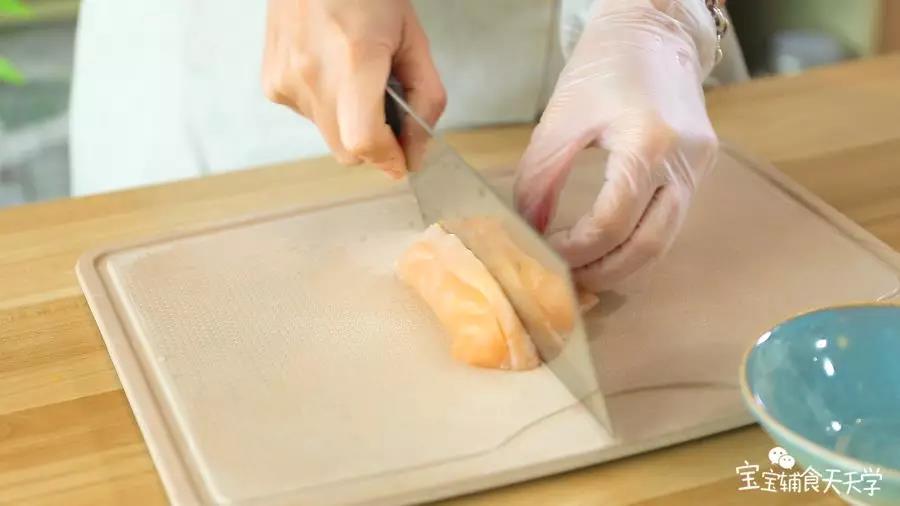 第3步：鸡胸肉切粒