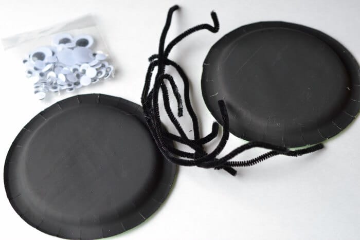 步骤1：准备材料：纸盘(如果您不想涂漆，请选择黑色纸盘。)、黑色颜料、白色颜料、油画刷、黑色手工毛条、Googly眼睛、胶水。