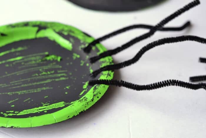 步骤3：使用胶水黑色手工毛条粘在纸盘的前部(未涂漆的一侧)。