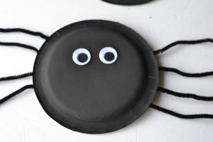 步骤4：将Googly眼睛粘在蜘蛛的涂漆面上。