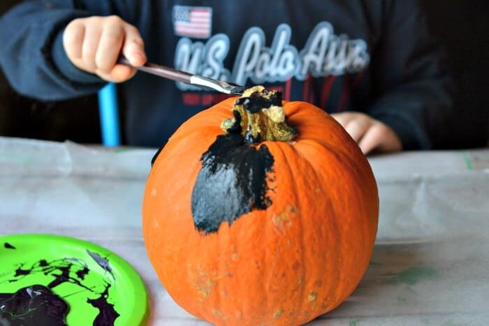 步骤1：用黑色颜料将南瓜涂成黑色。