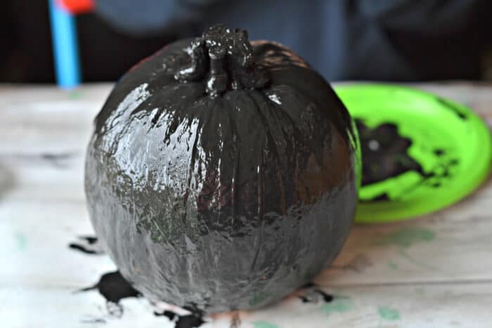 步骤2：直到你把所有的橙色都盖上，等颜料晾干。在等晾干的时间中，我们黑色纸张剪出蝙蝠的翅膀。