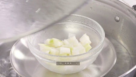 节瓜去皮洗净，切粒，隔水蒸3至4分钟至熟，搅拌机打蓉。