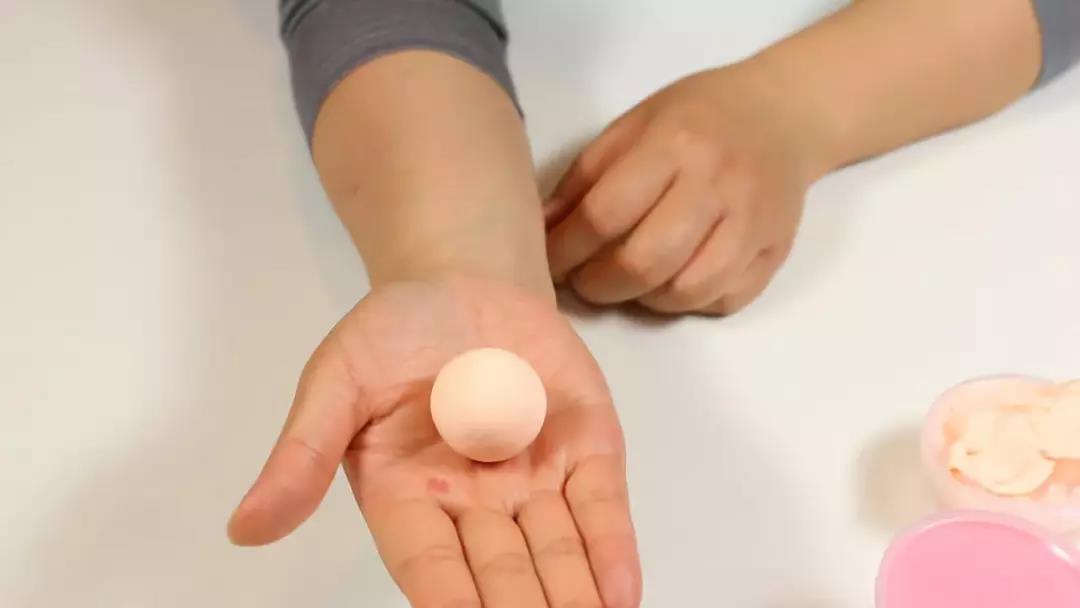 步骤1：先用黏土捏一个圆球，做小猪的身体。