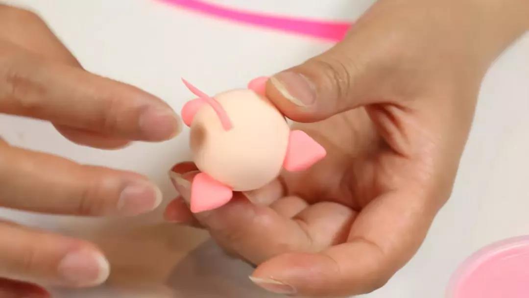 步骤5：黏土搓成条就是小猪的尾巴。