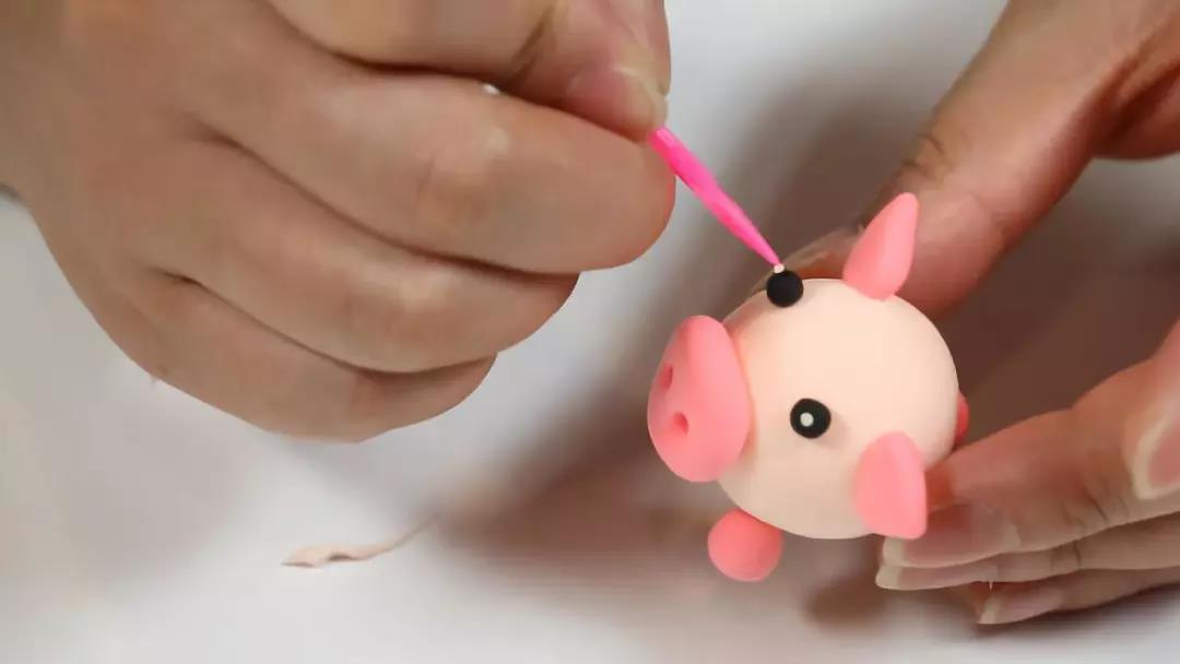 步骤6：最后加上黑漆漆的眼珠，别忘了还有眼白！