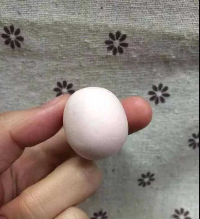 步骤1：搓一个肉色的圆球，用来做兔子的脸蛋。