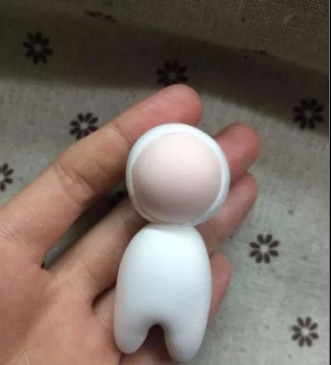 步骤4：将捏好的身体和头部粘在一起。