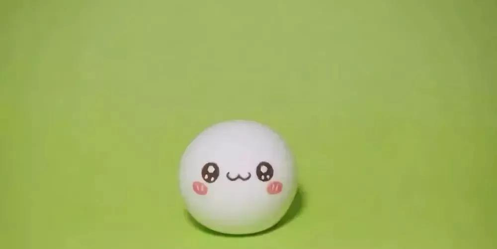 步骤1：先搓一个圆球，画上眼睛，鼻子，腮红。