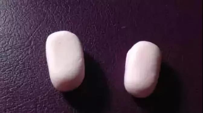 步骤4：还是粉色的粘土，捏出两个小兔子的耳朵，要差不多一样大的形状哦;
