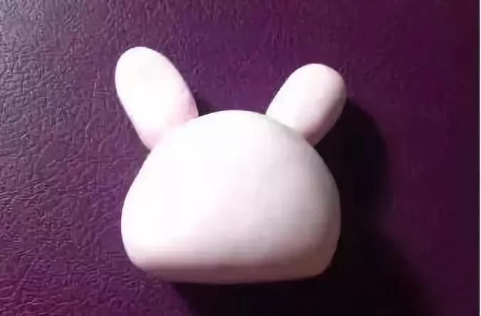 步骤5：将半圆形和两个耳朵粘在一起，这样兔子的头部基本就完成了;