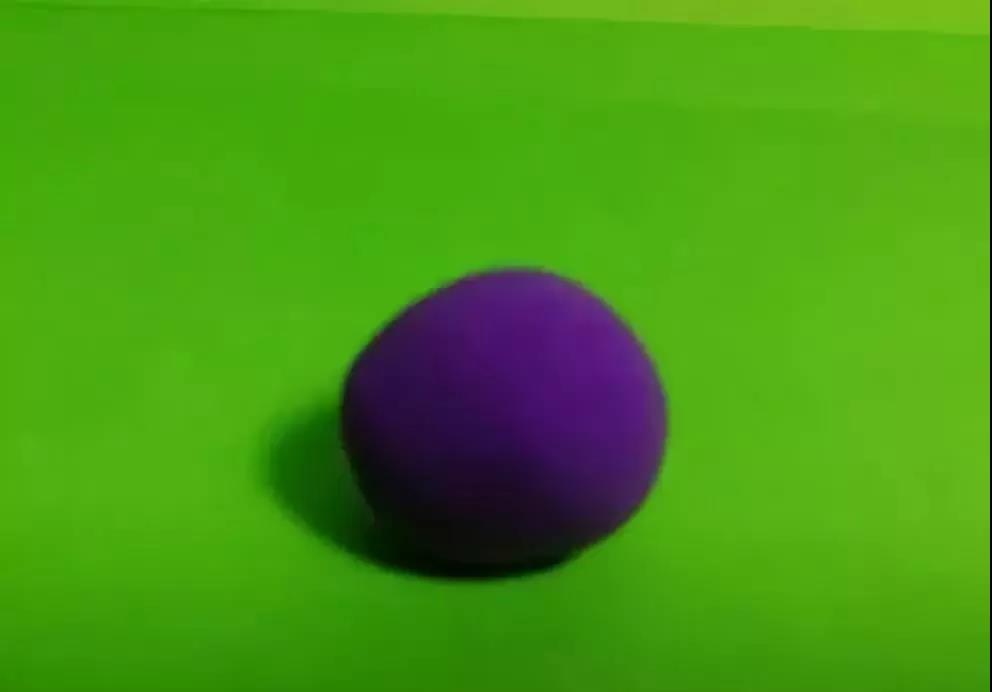 步骤1：用紫色(颜色自己喜欢)揉成一个圆球