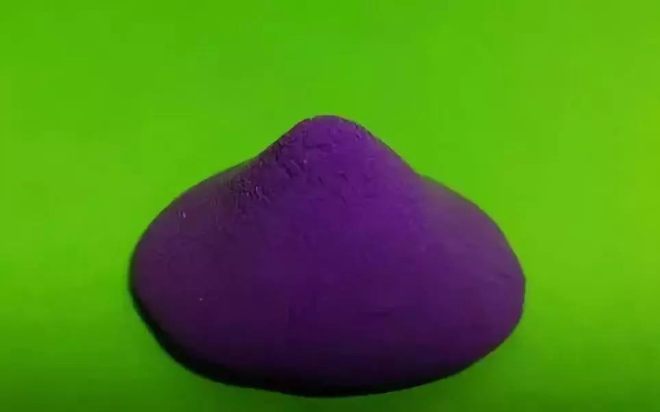 步骤2：然后捏成圆锥形的，这就可以当做蘑菇的头部了;