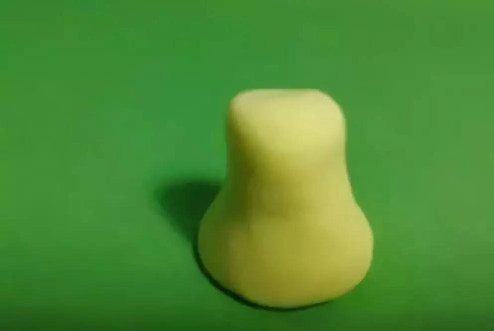 步骤3：用黄色捏出一个圆柱形