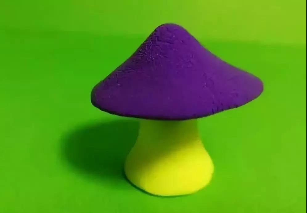 步骤4：然后将紫色的圆锥和黄色的圆柱粘在一起，蘑菇的外形基本就形成了;