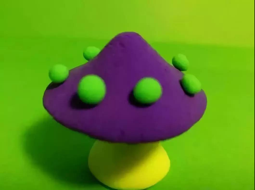 步骤5：用绿色做几个小的圆球，然后放在紫色圆锥上做装饰，这样一朵蘑菇就完成了，是不是很好看呢~快动手制作起来吧~